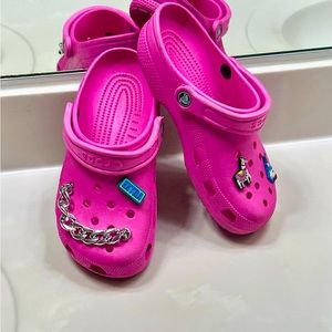 Crocs Women’s Bubble Gun Pink PLUS 4 FREE Charms INCLUDED M/5 - W/7